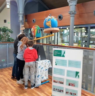 Les enfants du SIMAJE exposent leurs créations à la Médiathèque de Lourdes