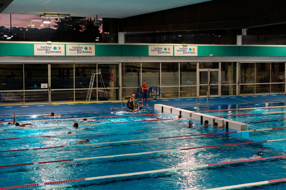 Un mur au milieu du bassin...